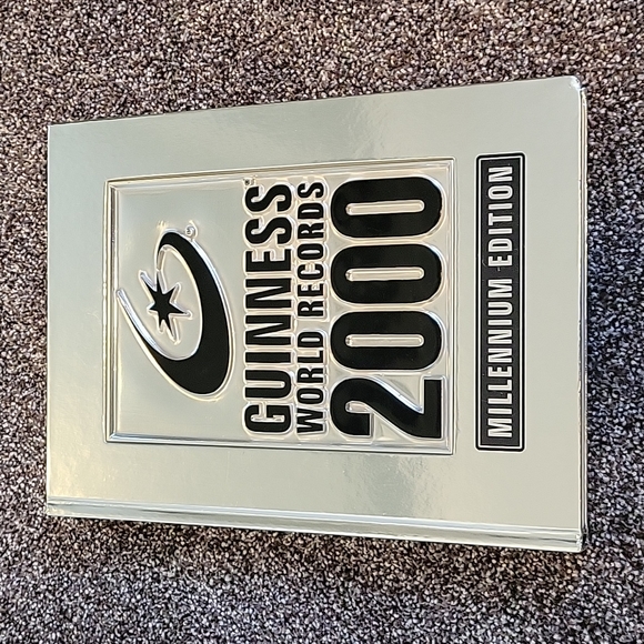 Guinness World Records 2000 Hardcover Book - Picture 1 of 3